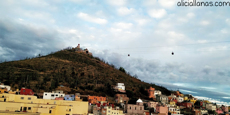 vista al teleferico zacatecas desde casa airbnb